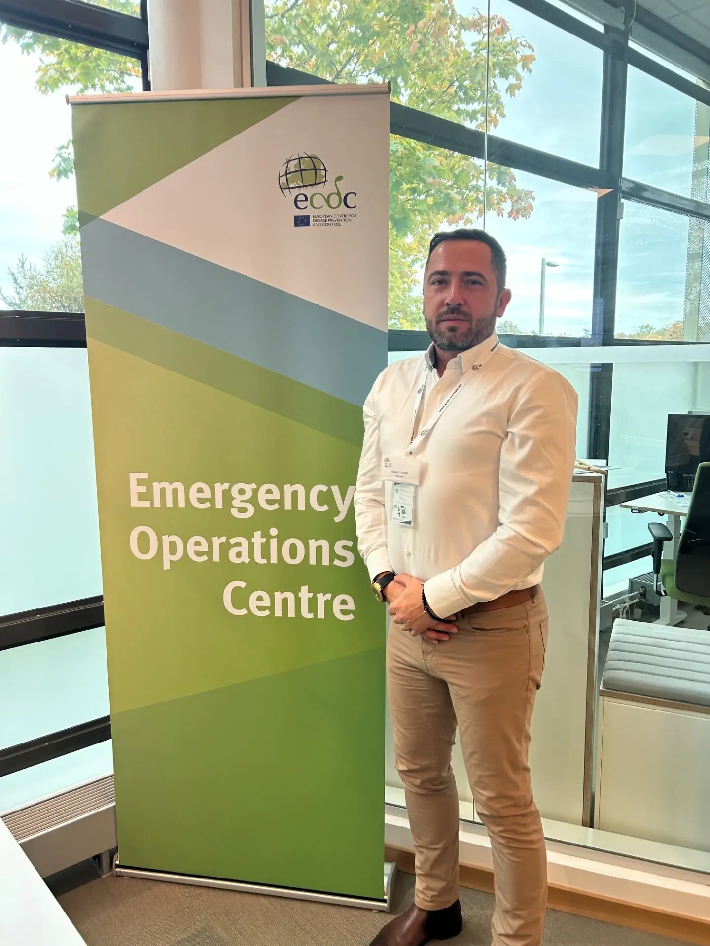 Matej Turzo v operačnom centre ECDC