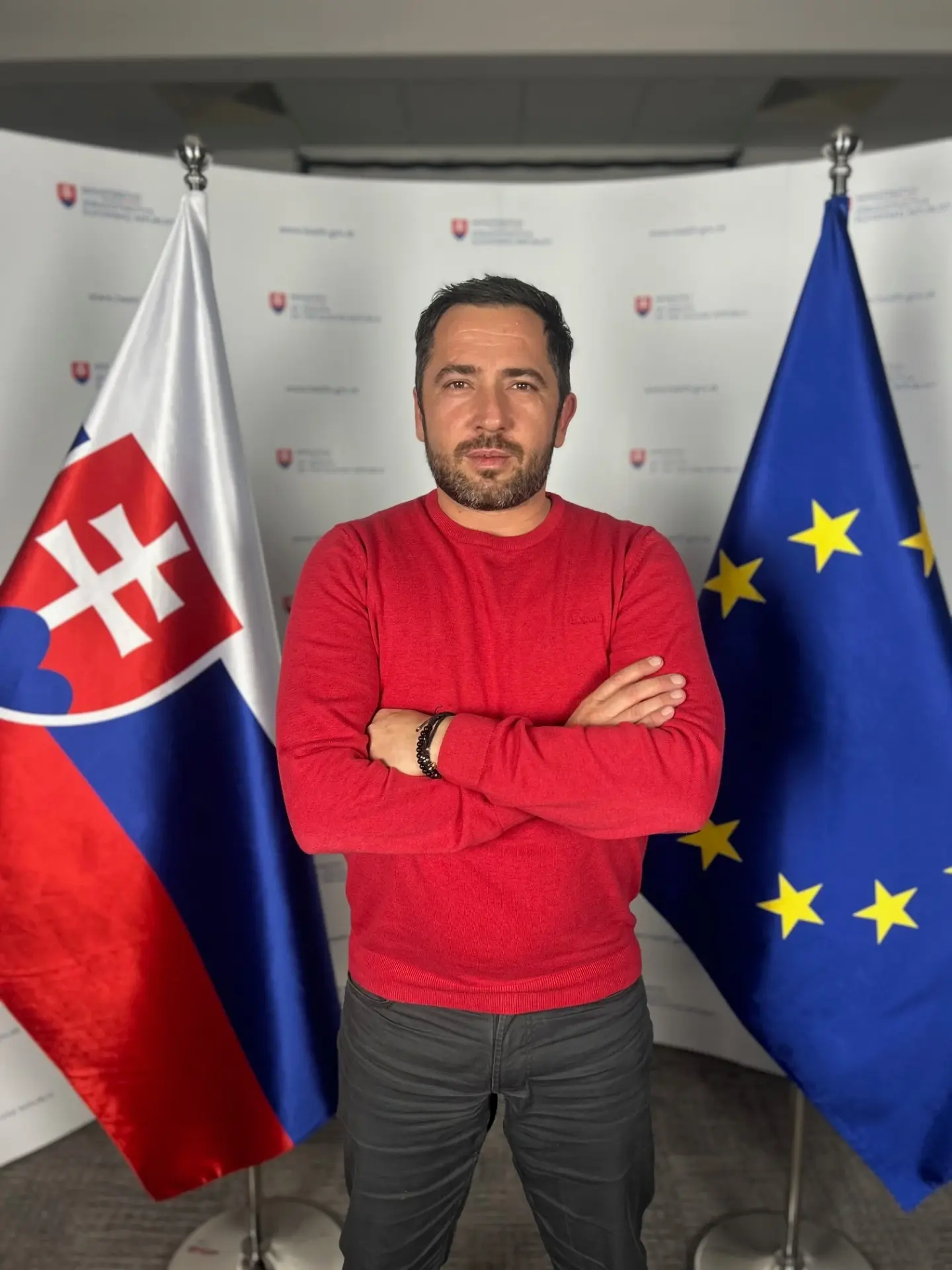 Matej Turzo pri vlajkách Slovenska a Európskej únie